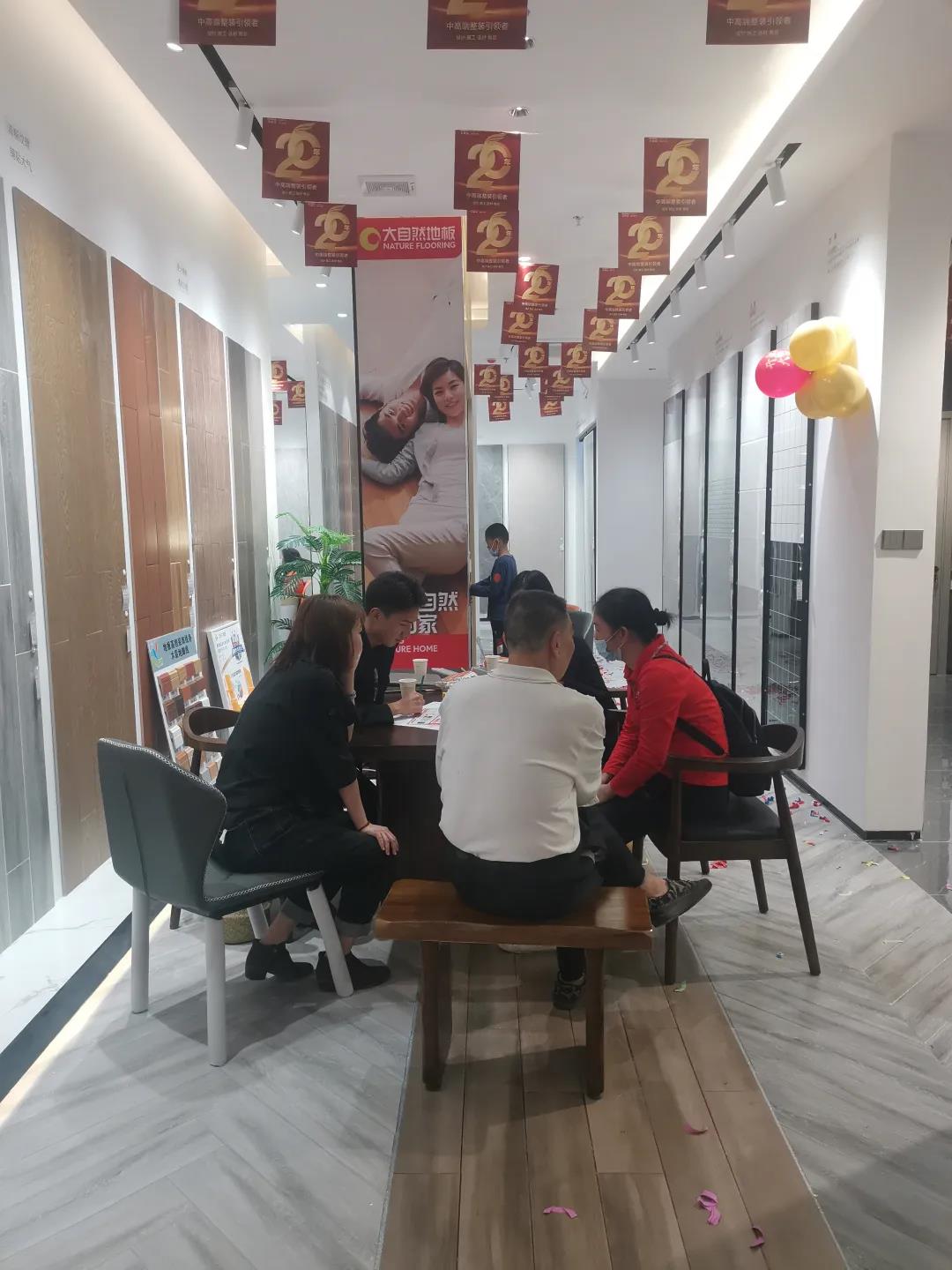 聽說，華美樂這2家店，開業(yè)第一天就被擠爆了！
